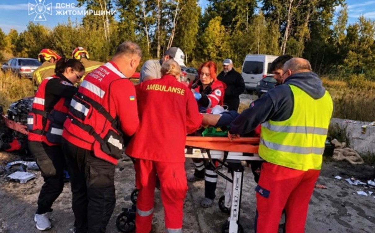 На Житомирщині в ДТП понівечено чотири авто, госпіталізовано шістьох осіб, зокрема трьох дітей